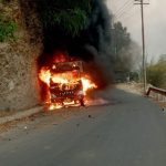 बागेश्वर : यहां जंगल की आग की चपेट में आया राशन से भरा ट्रक जलकर खाक  ,अन्य वाहनों को फायर विभाग ने बचाया