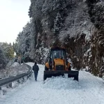 उत्तराखंड : यहां बर्फबारी से सड़क खुलवाने के लिए जुटी सरकारी मशीनरी