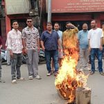 बागेश्वर:संघर्ष वाहिनी द्वारा जिले से 8 डॉक्टर और 7 स्टाफ नर्सो के तबादले के विरोध में प्रदर्शन कर पुतला फूंका